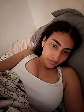 Snapshot of LindaRojas chatting on 12/17/25, 07:41 LindaRojas online show from 12/17/25, 07:41