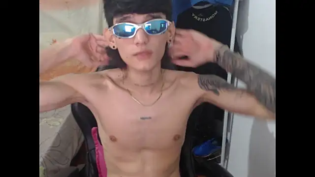 Snapshot of Sweett_Boyy chatting on 12/18/25, 12:16 Sweett Boyy online show from 12/18/25, 12:16