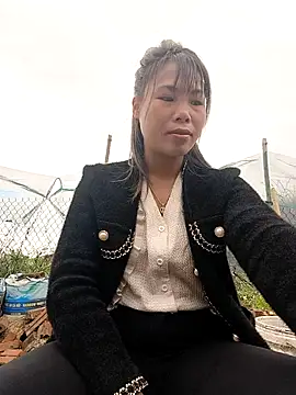 Snapshot of Mimi_lucky chatting on 12/17/25, 02:05 Mimi lucky online show from 12/17/25, 02:05