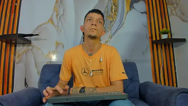 Snapshot of Straight_Guy22 chatting on 12/18/25, 04:06 Straight Guy22 online show from 12/18/25, 04:06