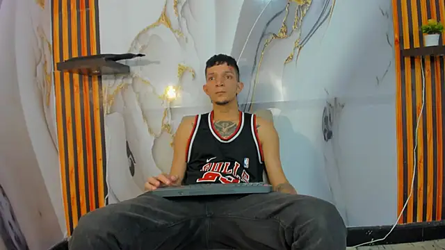 Snapshot of Straight_Guy22 chatting on 12/19/25, 04:16 Straight Guy22 online show from 12/19/25, 04:16