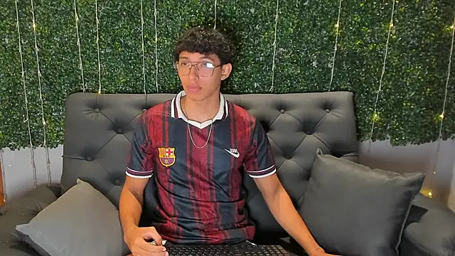 Snapshot of Antoniio_miller chatting on 12/17/25, 01:05 Antoniio miller online show from 12/17/25, 01:05