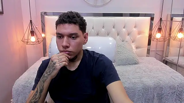 Snapshot of drake_miller7 chatting on 12/14/25, 03:57 drake miller7 online show from 12/14/25, 03:57