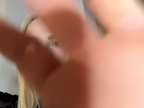 Snapshot of blonde_di chatting on 12/13/25, 11:55 blonde di online show from 12/13/25, 11:55