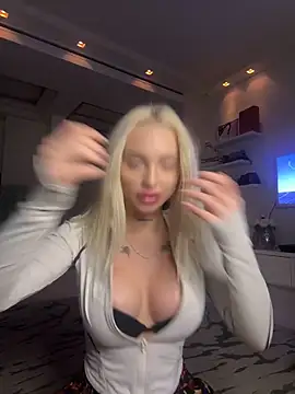 Snapshot of blonde_di chatting on 12/17/25, 02:49 blonde di online show from 12/17/25, 02:49