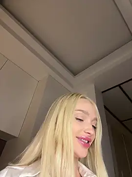 Snapshot of blonde_di chatting on 12/18/25, 04:06 blonde di online show from 12/18/25, 04:06