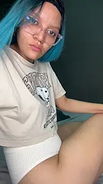 Snapshot of mila_mils18 chatting on 12/17/25, 10:37 mila mils18 online show from 12/17/25, 10:37