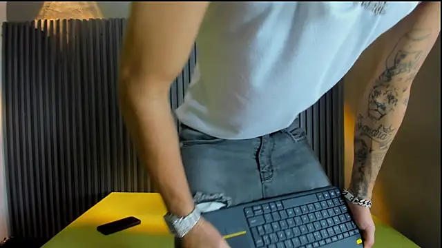 Snapshot of AYALA_TATTOO chatting on 12/16/25, 07:40 AYALA TATTOO online show from 12/16/25, 07:40