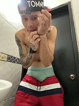 Snapshot of Danseuz chatting on 12/15/25, 05:19 Danseuz online show from 12/15/25, 05:19