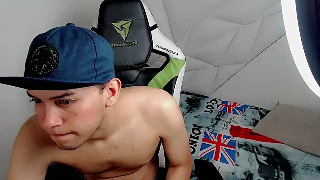 Snapshot of Luky_twink chatting on 12/15/25, 04:18 Luky twink online show from 12/15/25, 04:18