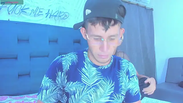 Snapshot of sweetboyssex_ chatting on 12/15/25, 12:11 sweetboyssex online show from 12/15/25, 12:11