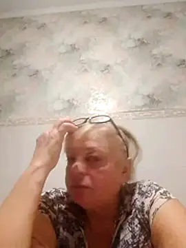 Snapshot of LinaLight88 chatting on 12/18/25, 08:23 LinaLight88 online show from 12/18/25, 08:23