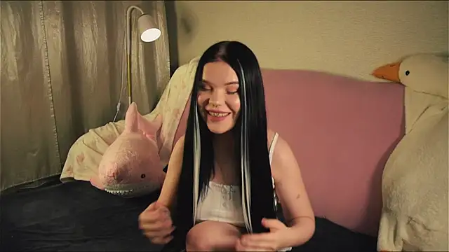 Snapshot of PinkSharky chatting on 12/15/25, 04:24 PinkSharky online show from 12/15/25, 04:24