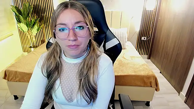 Snapshot of Violeta_Dream_ chatting on 12/15/25, 02:45 Violeta Dream online show from 12/15/25, 02:45