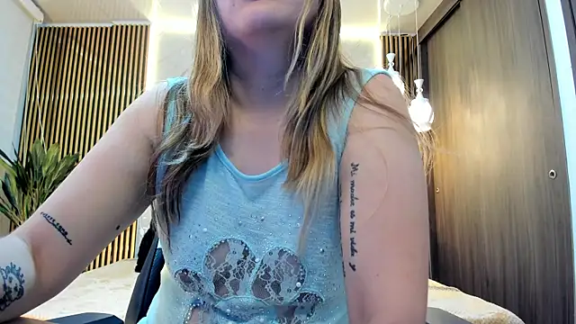 Snapshot of Violeta_Dream_ chatting on 12/19/25, 08:11 Violeta Dream online show from 12/19/25, 08:11