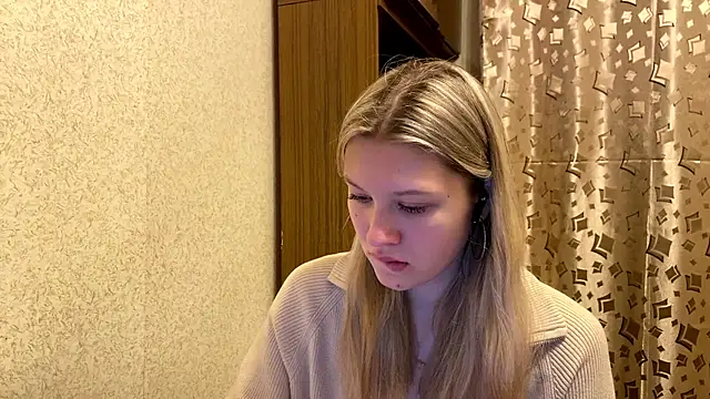 SkyeDavis online show from 12/21/25, 07:04