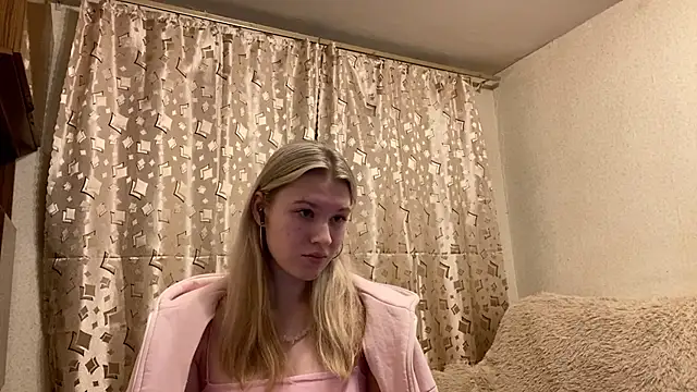 Snapshot of SkyeDavis chatting on 12/15/25, 08:14 SkyeDavis online show from 12/15/25, 08:14