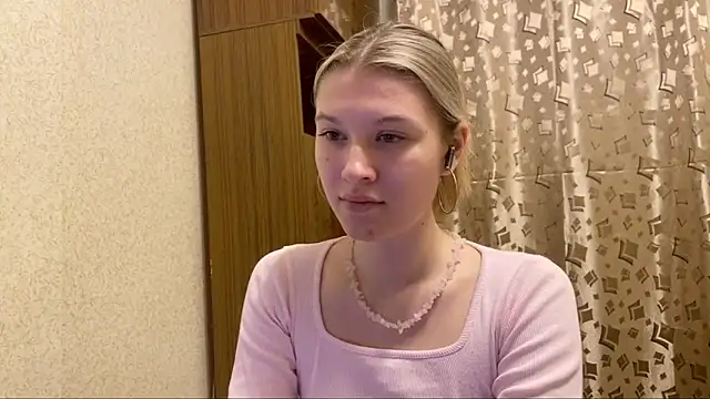 Snapshot of SkyeDavis chatting on 12/16/25, 08:13 SkyeDavis online show from 12/16/25, 08:13