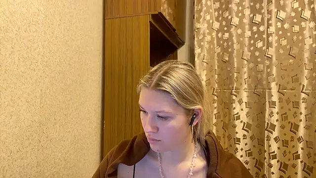 Snapshot of SkyeDavis chatting on 12/18/25, 07:07 SkyeDavis online show from 12/18/25, 07:07