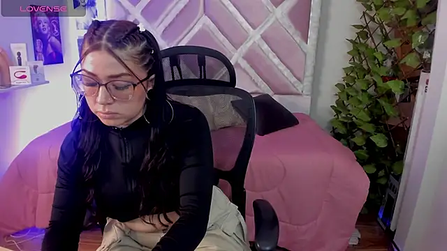 Snapshot of Sraemma chatting on 12/17/25, 10:26 Sraemma online show from 12/17/25, 10:26