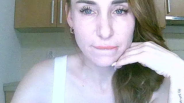 Snapshot of GlarysLoveress chatting on 12/19/25, 12:25 GlarysLoveress online show from 12/19/25, 12:25