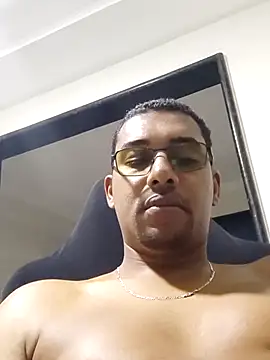 Snapshot of Reis001122 chatting on 06/21/26, 04:29 Reis001122 online show from 06/21/26, 04:29