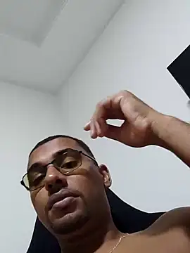 Snapshot of Reis001122 chatting on 05/02/26, 03:23 Reis001122 online show from 05/02/26, 03:23