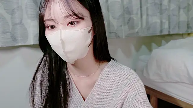 mia-chan  online show from 12/17/25, 08:08