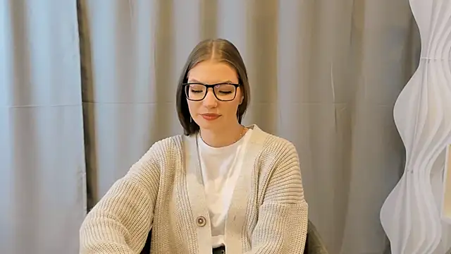 Snapshot of JeaneneWoltz chatting on 12/16/25, 09:13 JeaneneWoltz online show from 12/16/25, 09:13