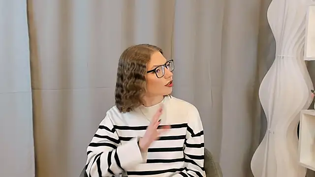 Snapshot of JeaneneWoltz chatting on 12/18/25, 09:03 JeaneneWoltz online show from 12/18/25, 09:03