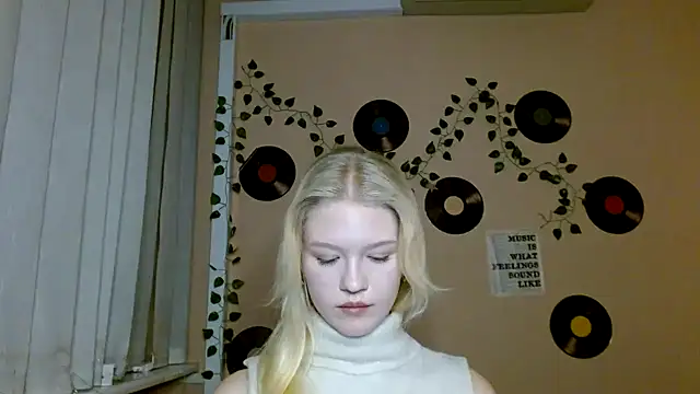 Aria  Moon online show from 12/17/25, 03:06