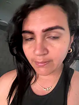 Snapshot of sophie-honey chatting on 12/17/25, 02:00 sophie-honey online show from 12/17/25, 02:00