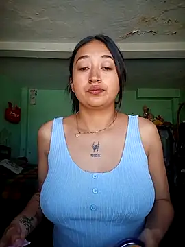 Snapshot of AnnaBliss- chatting on 12/16/25, 02:32 AnnaBliss- online show from 12/16/25, 02:32