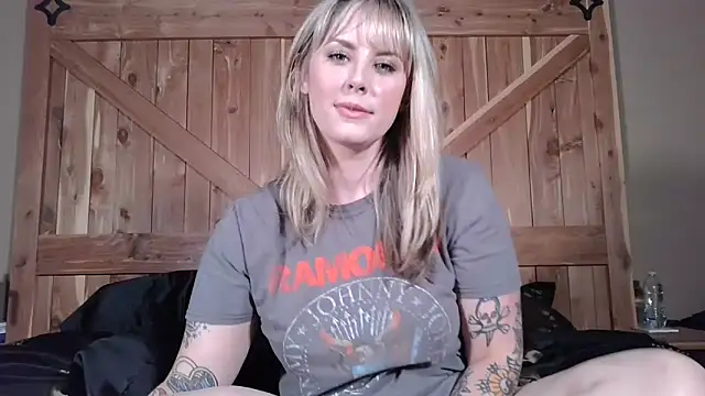 Snapshot of onesmittenkitten chatting on 05/19/26, 05:42 onesmittenkitten online show from 05/19/26, 05:42