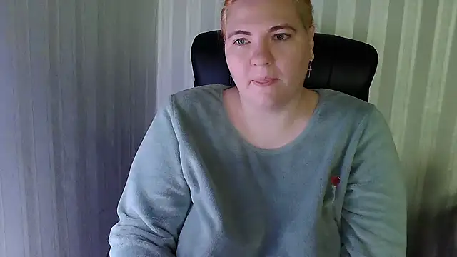 Snapshot of LissaLeon chatting on 12/18/25, 07:35 LissaLeon online show from 12/18/25, 07:35