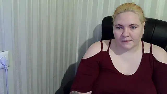 Snapshot of LissaLeon chatting on 12/17/25, 05:18 LissaLeon online show from 12/17/25, 05:18