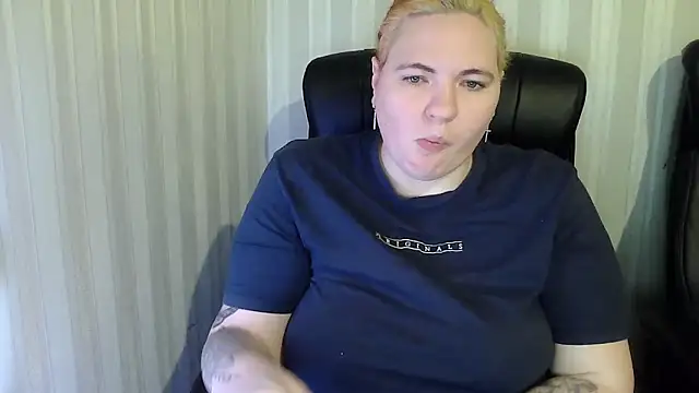 Snapshot of LissaLeon chatting on 12/18/25, 07:40 LissaLeon online show from 12/18/25, 07:40