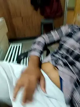 Snapshot of _alexzz1155_ chatting on 12/17/25, 04:28 alexzz1155 online show from 12/17/25, 04:28