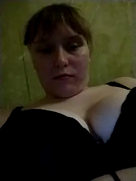 Snapshot of LusaF chatting on 12/17/25, 05:29 LusaF online show from 12/17/25, 05:29