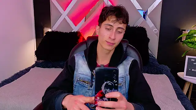 Snapshot of Ithan_Skin chatting on 12/17/25, 11:48 Ithan Skin online show from 12/17/25, 11:48