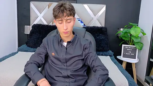 Snapshot of Ithan_Skin chatting on 12/18/25, 11:36 Ithan Skin online show from 12/18/25, 11:36