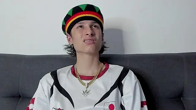 Snapshot of cirosky_elchicopolla chatting on 12/18/25, 04:17 cirosky elchicopolla online show from 12/18/25, 04:17