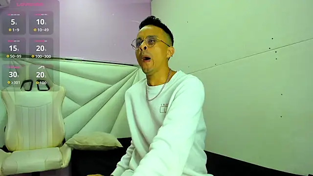 Snapshot of Ares_funn chatting on 12/18/25, 12:09 Ares funn online show from 12/18/25, 12:09