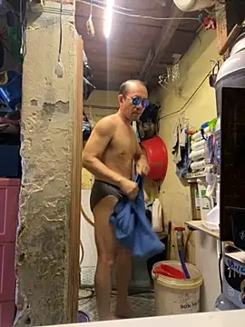 Snapshot of Anhyeuem1950 chatting on 12/18/25, 01:00 Anhyeuem1950 online show from 12/18/25, 01:00