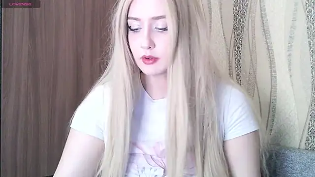 Nikki Roseana online show from 12/17/25, 04:23