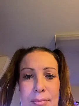 Snapshot of BellaBunny25 chatting on 12/20/25, 06:27 BellaBunny25 online show from 12/20/25, 06:27