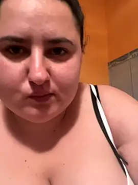 Snapshot of LOVE_LIEBE chatting on 12/17/25, 04:34 LOVE LIEBE online show from 12/17/25, 04:34