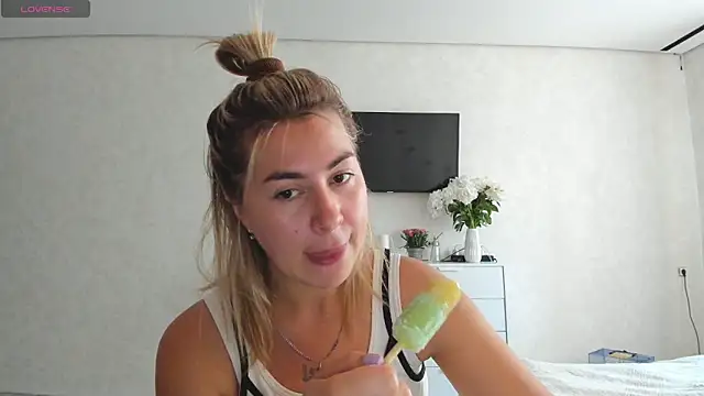 Roxi Joy online show from 06/05/26, 07:25
