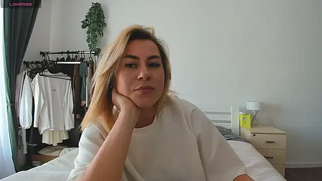 Snapshot of Roxi_Joy chatting on 02/20/26, 01:24 Roxi Joy online show from 02/20/26, 01:24