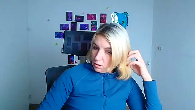 Snapshot of Lana_Foxyy chatting on 12/19/25, 04:42 Lana Foxyy online show from 12/19/25, 04:42